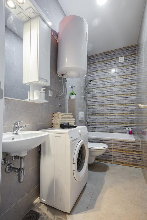 Giallo Apartment - Free Private Parking Нови Сад Екстериор снимка